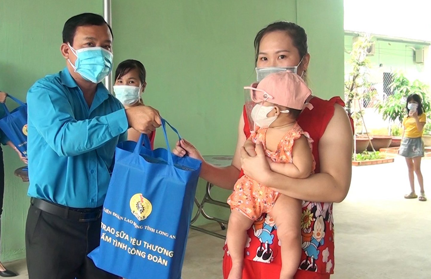 Phó Chủ tịch Thường trực Liên đoàn Lao động tỉnh - Hồ Văn Xuân trao quà cho công nhân, lao động tại huyện Đức Hòa