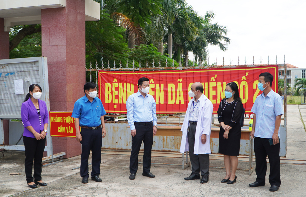 Standing Deputy Secretary of the Provincial Party Committee - Nguyen Thanh Hai visits and presents gifts to anti-epidemic frontline forces The delegation visits the activities of field hospital No. 22 at the Provincial Center for Continuing Education