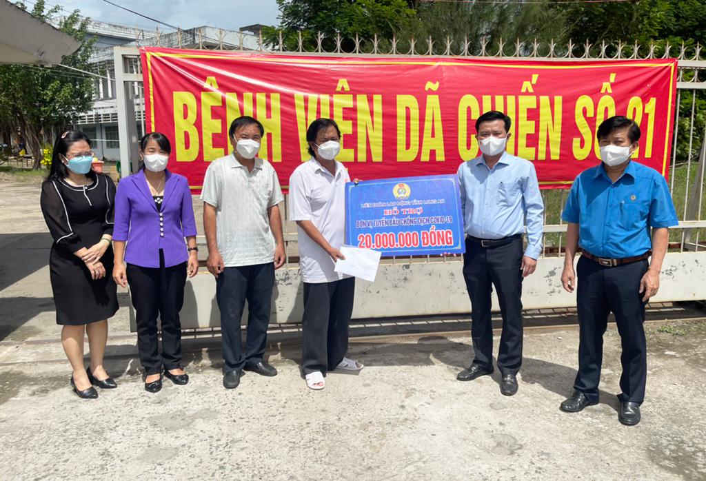 Standing Deputy Secretary of the Provincial Party Committee - Nguyen Thanh Hai visits and presents gifts to anti-epidemic frontline forces The delegation supports field hospital No. 21 at Long An College of Pedagogy with 20 million VND