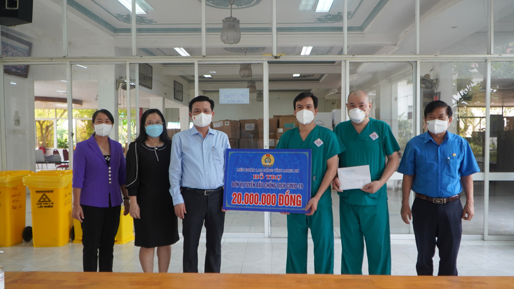 Standing Deputy Secretary of the Provincial Party Committee - Nguyen Thanh Hai visits and presents gifts to anti-epidemic frontline forces Standing Deputy Secretary of the Provincial Party Committee - Nguyen Thanh Hai (3rd, L) presents gifts to support the Central Covid-19 Resuscitation Center