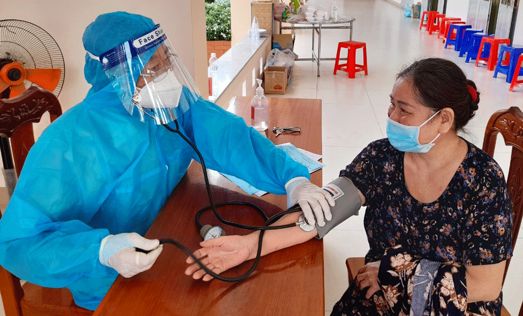 Thầy thuốc ưu tú, bác sĩ Ngô Khắc Tâm hỗ trợ công tác tiêm vắc-xin phòng Covid-19
