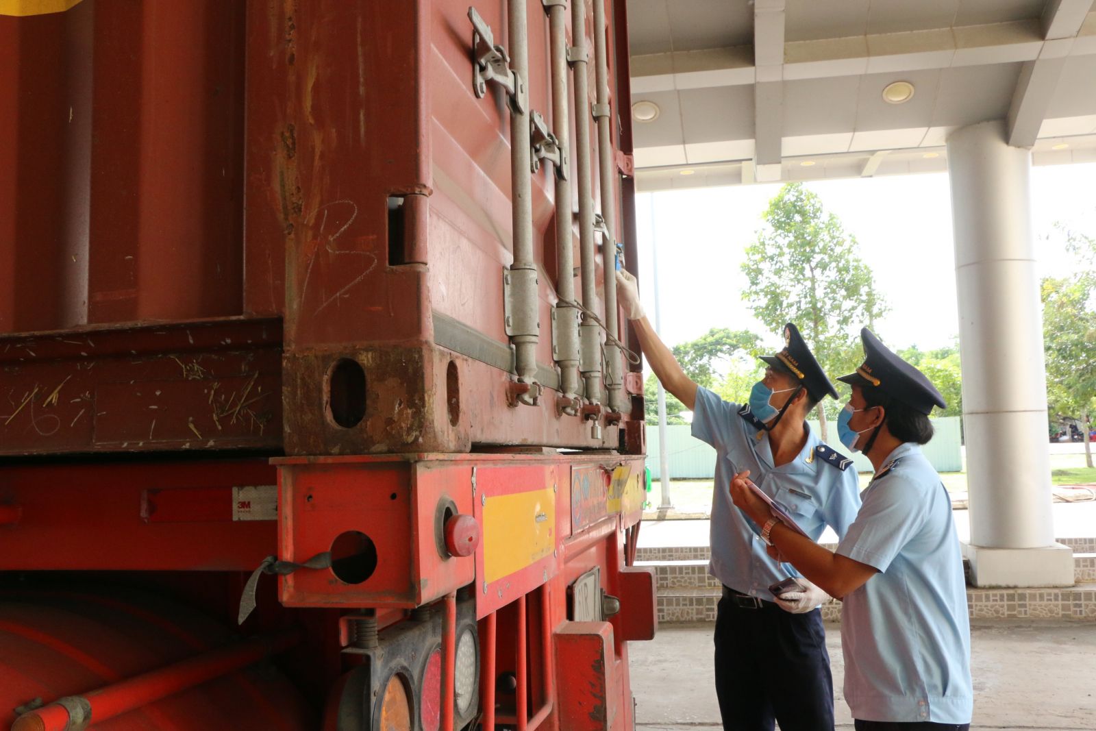 Goods circulated via Binh Hiep International Border Gate easily and conveniently The Customs Branch of Binh Hiep International Border Gate inspects containers