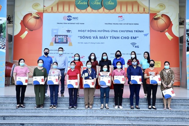 Disadvantaged students get support with internet connections Disadvantaged students get free smartphones and 4G Mobifone SIM cards to help them learn from home during the COVID-19 pandemic. (Photo: VNA)