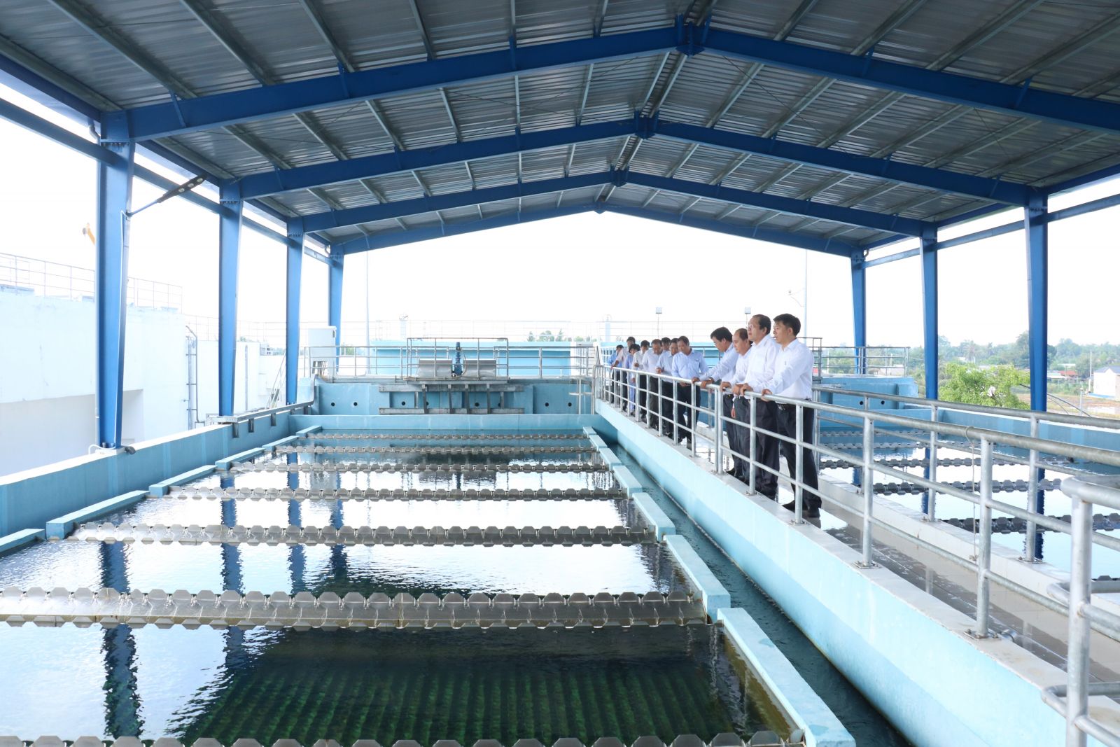 Đoàn công tác của tỉnh kiểm tra thực tế Nhà máy Nước Nhị Thành, huyện Thủ Thừa (Ảnh minh họa, chụp tháng 4/2021)
