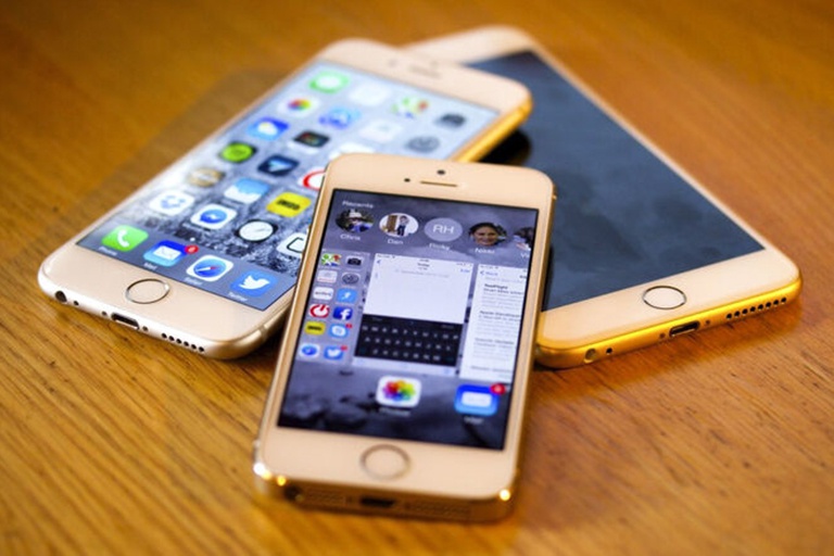 Các thiết bị cũ như iPhone 5s vẫn được Apple hỗ trợ bản cập nhật. AFP