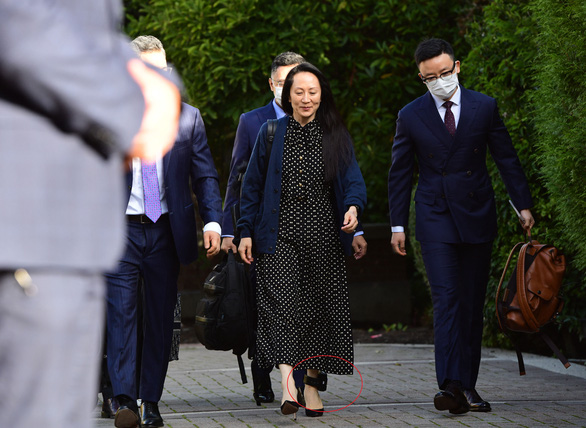 Chân bà Mạnh Vãn Chu vẫn còn thiết bị giám sát điện tử sau khi thẩm phán tuyên bố trả tự do - Ảnh: 