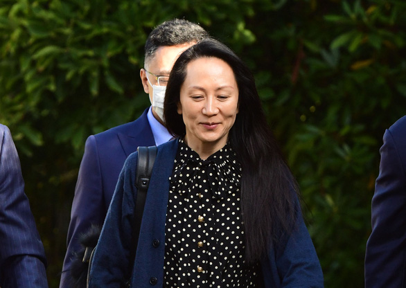 Giám đốc tài chính toàn cầu Huawei Mạnh Vãn Chu cười rạng rỡ khi rời tòa ngày 24/9 (giờ Canada), tức rạng sáng 25/9 theo giờ Việt Nam - Ảnh: AFP