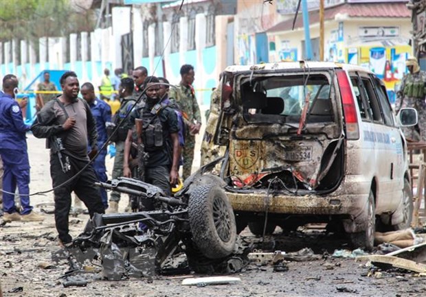 Lực lượng an ninh gác tại hiện trường vụ đánh bom liều chết ở Mogadishu, Somalia, ngày 25/9/2021. (Ảnh: AFP/TTXVN)