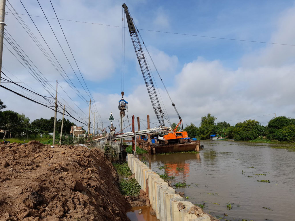 Tan Thanh starts to construct the townlet embankment project with a cost of over 309 billion VND