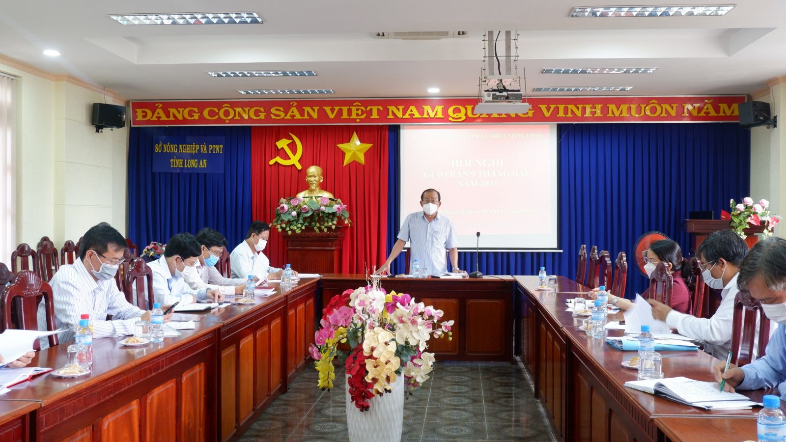 Agriculture sector focuses on implementing production recovery plan Director of DARD - Nguyen Thanh Truyen chairs the conference