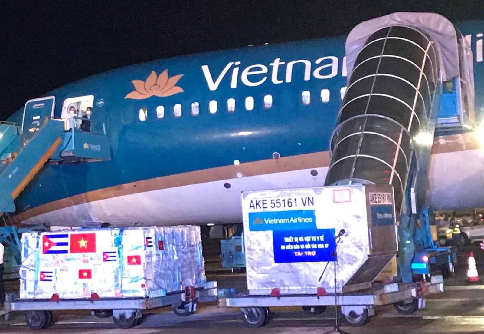 Bộ trưởng Bộ Y tế tiếp nhận 1,05 triệu liều vaccine COVID-19 Abdala của Cuba