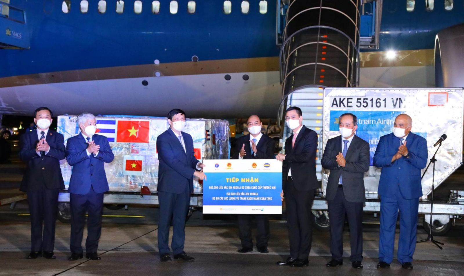 Bộ trưởng Bộ Y tế tiếp nhận 1,05 triệu liều vaccine COVID-19 Abdala của Cuba