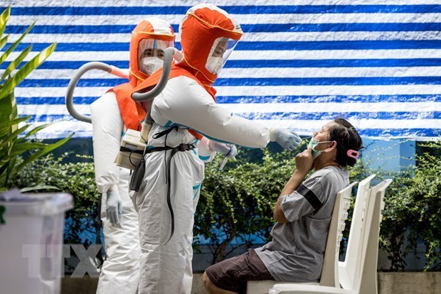 Thailand’s reopening plan to be delayed until Nov.1 Health workers in Thailand collect COVID-19 swab sample (Photo: AFP/VNA)