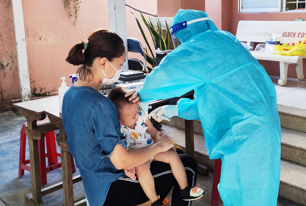 Medical stations in communes, wards and townlets in the province have regularly scheduled vaccinations since September 25