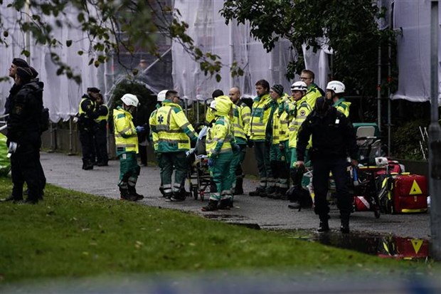 Lực lượng cứu hộ được triển khai tới hiện trường vụ nổ tại tòa chung cư ở Gothenburg (Thụy Điển), ngày 28/9/2021. (Ảnh: AFP/TTXVN)