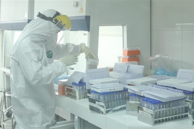 Ngày 28/9: Số ca nhiễm mới giảm kỷ lục, số ca tử vong cũng ở mức thấp Bên trong khu xét nghiệm COVID-19 tại CDC Hà Nội. (Ảnh: Minh Quyết/TTXVN)