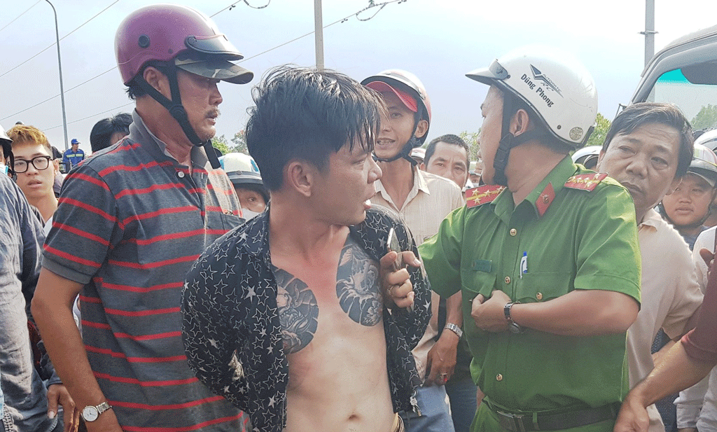 Lực lượng công an phối hợp người dân bắt giữ đối tượng Đặng Hoàng Dũng, 30 tuổi, lái xe 