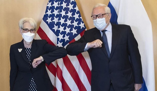 Thứ trưởng Ngoại giao Mỹ Wendy Sherman (trái) và Thứ trưởng Ngoại giao Nga Sergei Ryabkov trong cuộc gặp hôm 28/7. (Nguồn: swissinfo.ch)