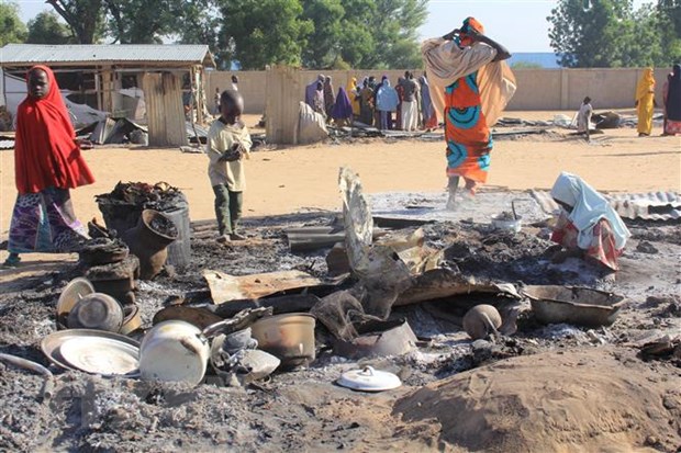 Nhà cửa bị thiêu rụi trong một vụ tấn công tại làng Dalori, ngoại ô Maiduguri, bang Borno, Nigeria. (Ảnh minh họa. AFP/TTXVN)