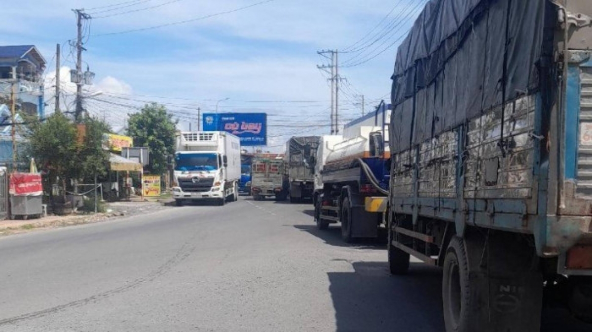 Tổng cục Đường bộ đề nghị An Giang xử lý ùn tắc tại chốt kiểm dịch trên QL91 Tình trạng ùn tắc phương tiện xảy ra vào trưa ngày 1/10, tại chốt kiểm soát trên QL91, cửa ngõ ra vào TP Long Xuyên, tỉnh An Giang.