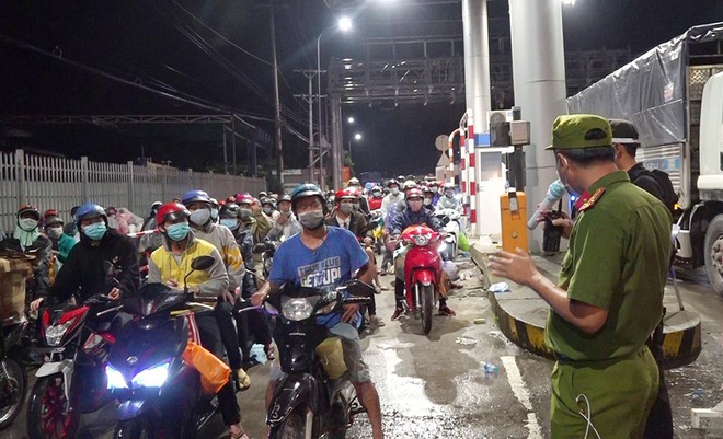Người dân tự phát trở về tỉnh An Giang tại cửa ngõ tỉnh An Giang trong buổi tối ngày 1/10. CTV