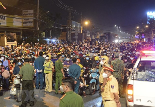 Sau khi các lực lượng chức năng Thành phố Hồ Chí Minh triển khai tháo gỡ các chốt kiểm soát trong nội đô, hàng nghìn người dân đi xe máy về quê. (Ảnh: Mạnh Linh/TTXVN)