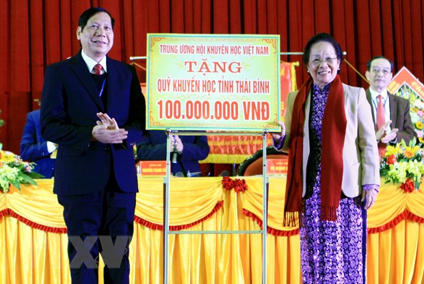 Nguyên Phó Chủ tịch nước, Chủ tịch Hội Khuyến học Việt Nam Nguyễn Thị Doan trao 100 triệu của Trung ương Hội Khuyến học Việt Nam cho Quỹ khuyến học tỉnh Thái Bình ngày 11/1/2021. (Ảnh: Thế Duyệt/TTXVN)