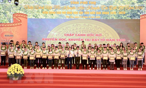 Lãnh đạo tỉnh Phú Thọ và đơn vị tài trợ trao thưởng cho các em học sinh đỗ đại học điểm cao và thủ khoa ngày 3/10/2020. (Ảnh Trung Kiên/TTXVN)
