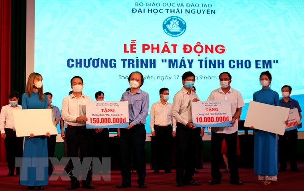 Đại học Thái Nguyên hưởng ứng chương trình “Máy tính cho em”. (Ảnh: Thu Hằng/TTXVN)