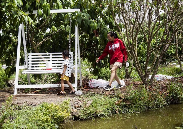 Vietnam develops rural tourism through digital transformation Tourists in an eco-tourism site (Photo: VNA)