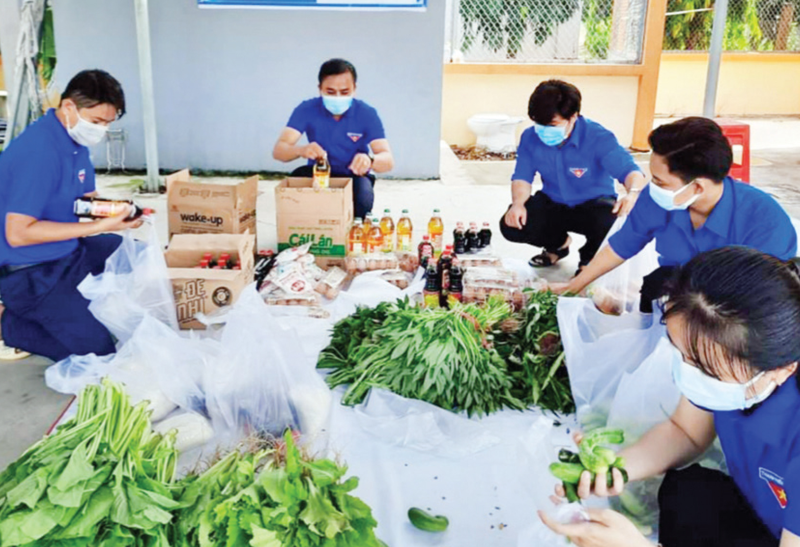 During the epidemic, union members and young people in the communes have many meaningful activities and jobs such as giving vegetables, tubers and fruits to people