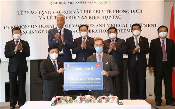 Overseas Vietnamese, int’l friends make great contributions to Vietnam’s vaccine coverage goal National Assembly Chairman Vuong Dinh Hue witnesses the handing over of 100,000 doses of COVID-19 vaccines from the Belgian Government to Vietnam (Photo: VNA)