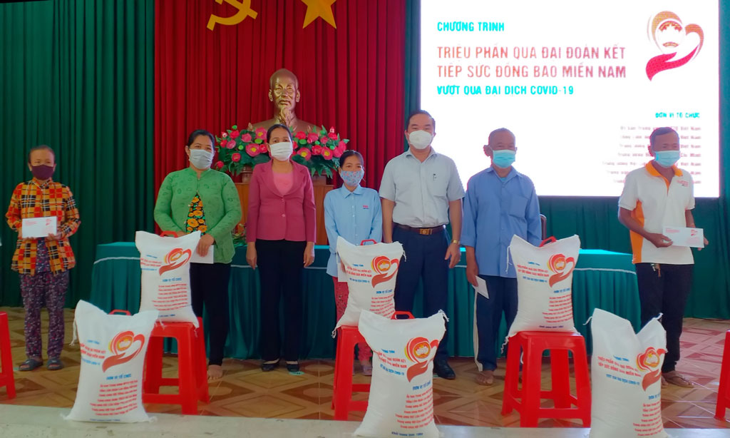 Tân Thạnh: Tiếp nhận và trao quà từ chương trình ‘Triệu phần quà đại đoàn kết tiếp sức đồng bào miền Nam vượt qua đại dịch Covid-19’