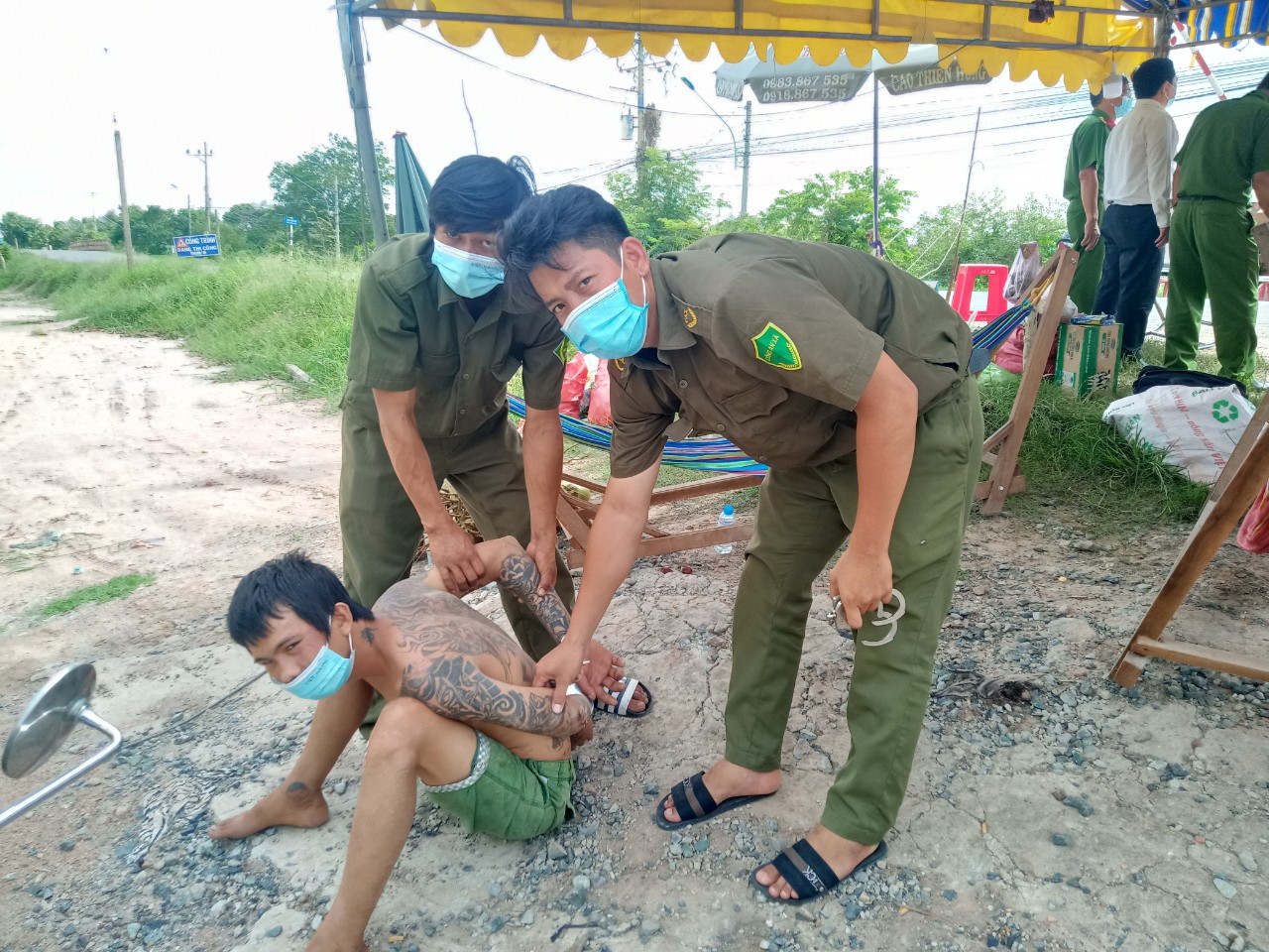 Một đối tượng chống người thi hành công vụthi hành công vụTHCV bị Công an khống chế