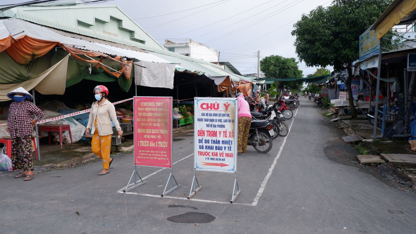 Từng bước đưa chợ truyền thống hoạt động trở lại Các chợ đều phân các lối đi khác nhau, hạn chế tiếp xúc trực tiếp