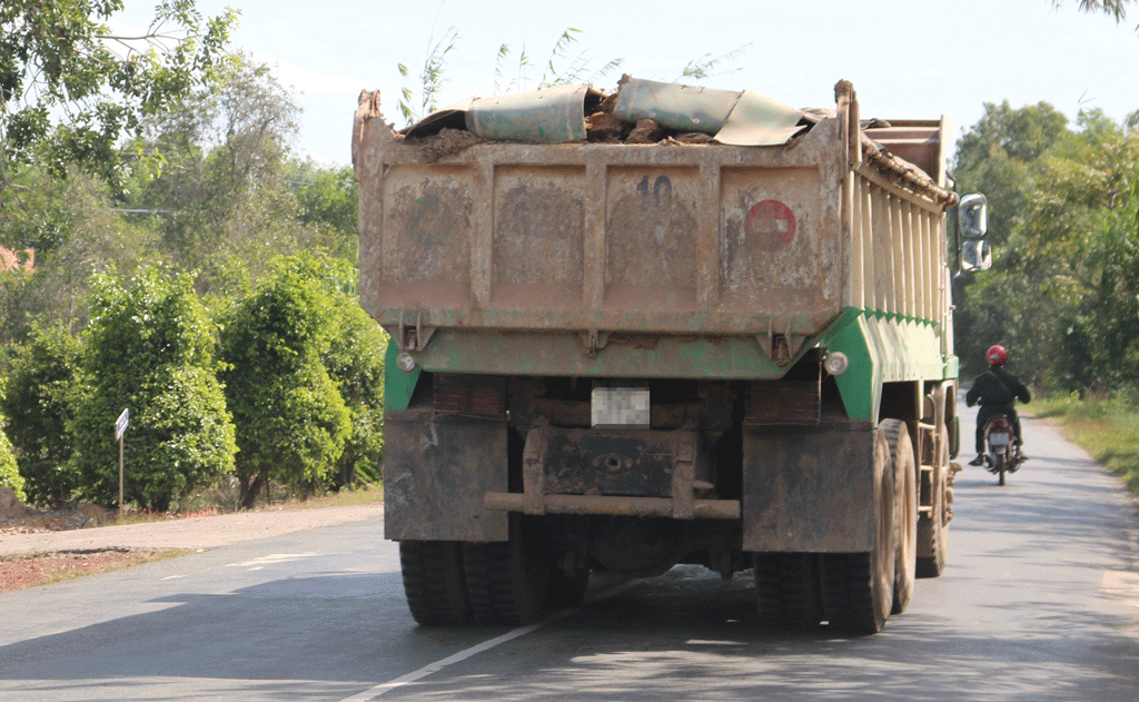 Một số trường hợp còn vận chuyển đất ra khỏi địa bàn để bán (Ảnh minh họa)