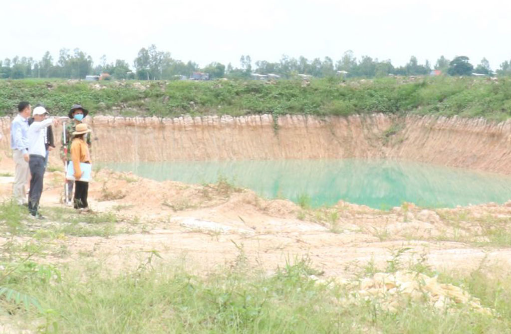 Đoàn kiểm tra của Sở Tài nguyên và Môi trường phối hợp huyện Tân Hưng kiểm tra hoạt động khai thác khoáng sản trên địa bàn (Ảnh tư liệu)