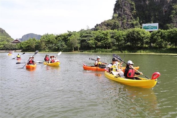 Du khách trải nghiệm chèo thuyền kayak tại Tràng An khi dịch COVID-19 chưa bùng phát và lây lan mạnh. (Ảnh: Đức Phương/TTXVN)