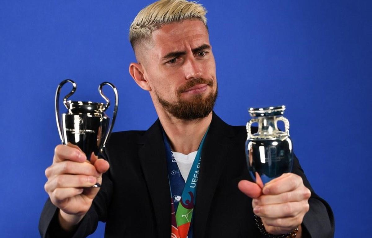 Jorginho giành cả 2 danh hiệu cao quý nhất châu Âu trong năm 2021. Ảnh GETTY IMAGES