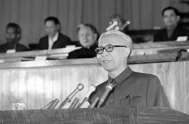 Ông Lê Đức Thọ, Ủy viên Bộ Chính trị trình bày Báo cáo của BCH TW về công tác xây dựng Đảng và sửa đổi Điều lệ Đảng, tại Đại hội Đảng toàn quốc lần thứ IV (12/1976). (Ảnh: TTXVN)