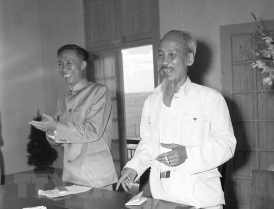 Đồng chí Lê Đức Thọ và Chủ tịch Hồ Chí Minh tại Đại hội Đảng toàn quốc lần thứ II, từ ngày 5-10/9/1960. (Ảnh: TTXVN)