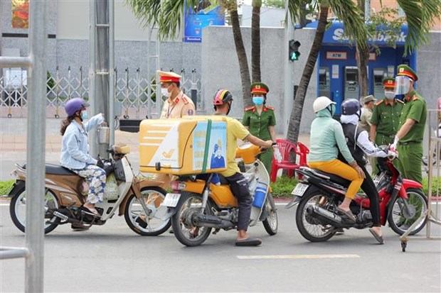 Lực lượng Công an thành phố Bạc Liêu thường xuyên tuần tra, nhắc nhở người dân tuân thủ các quy định phòng chống dịch. (Ảnh: Trọng nguyễn/TTXVN phát)