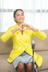 Khi Hoa hậu H'Hen Niê mặc áo tình nguyện vận chuyển 'triệu túi an sinh'