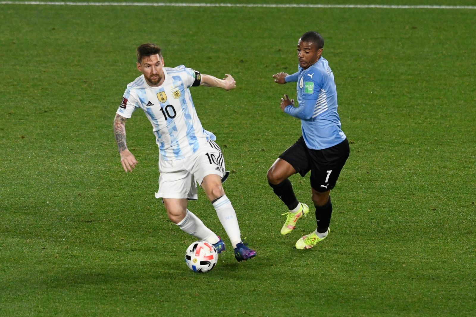 Messi (trái) có trận đấu tuyệt hay cho tuyển Argentina. AFP 