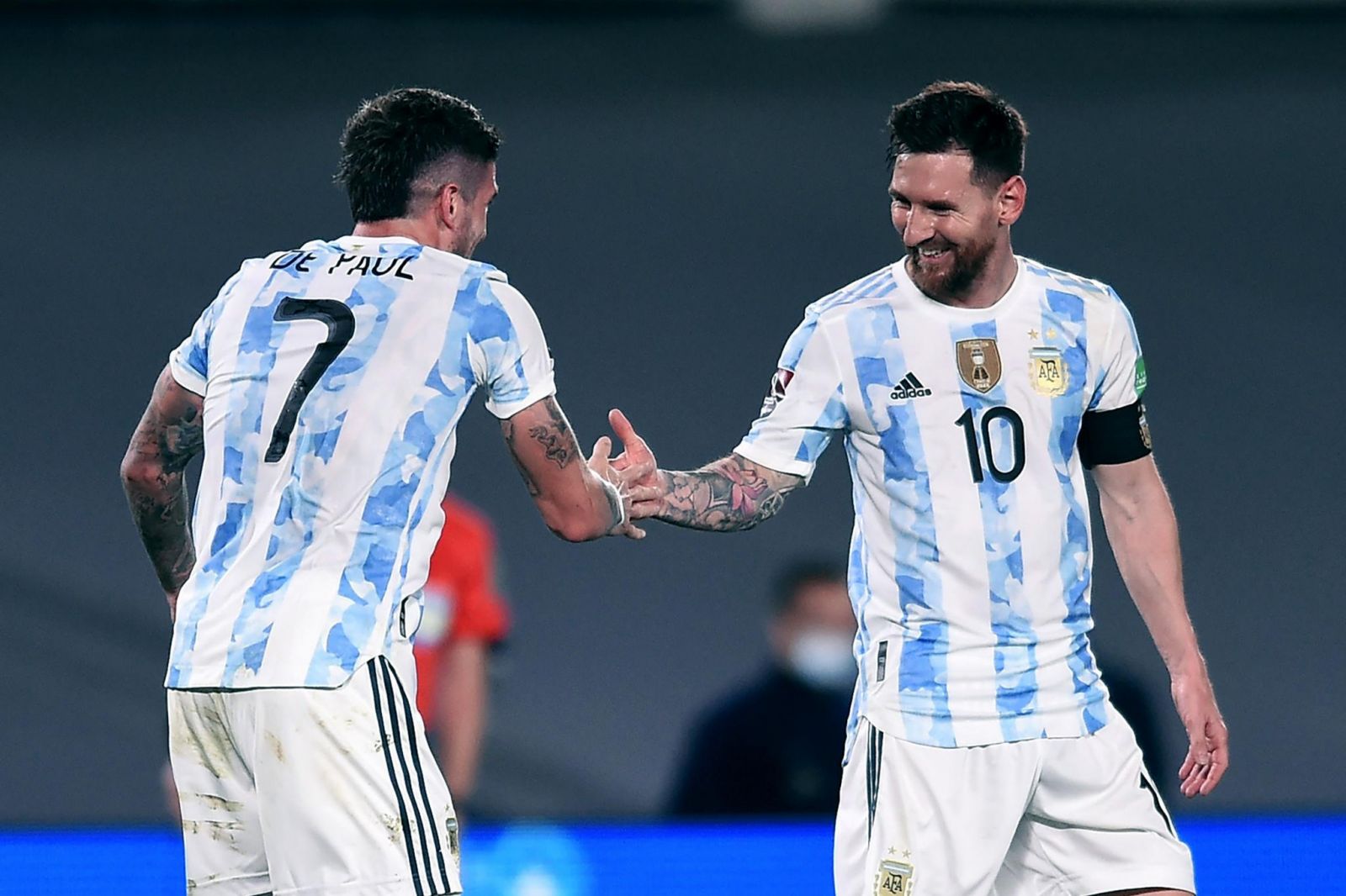 Messi và Rodrigo De Paul thi đấ tuyệt hay giúp Argentina đánh bại Uruguay 3-0. AFP