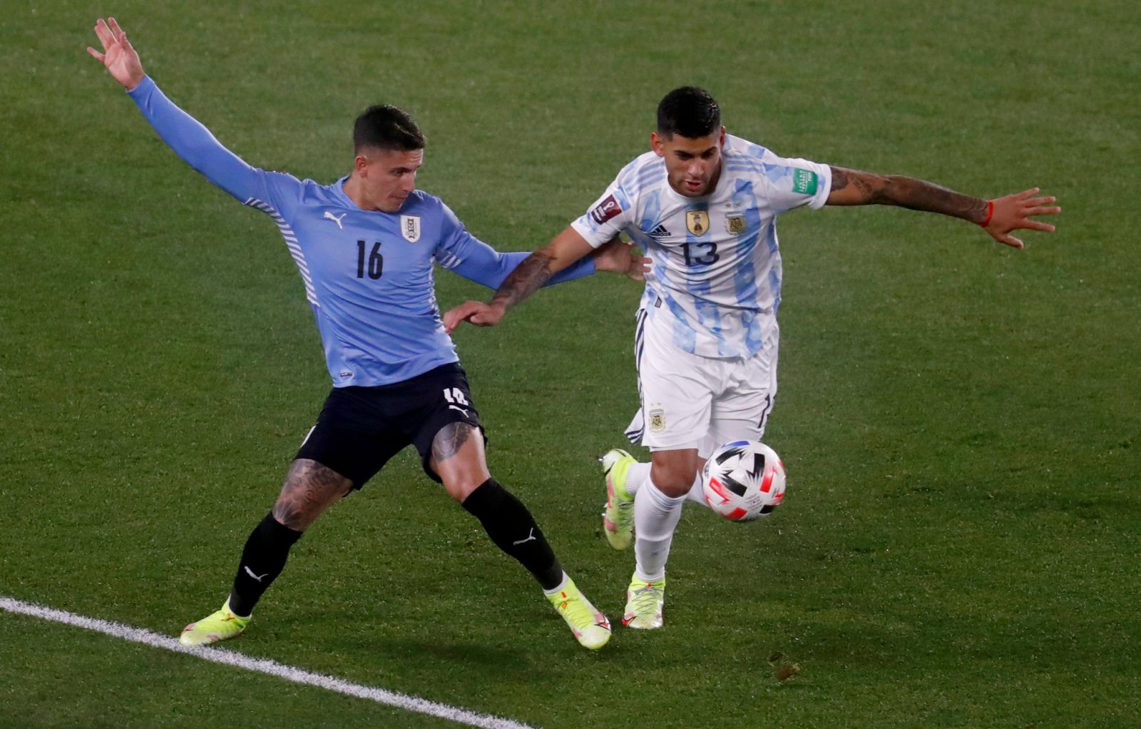 Thua trận, tuyển Uruguay (trái) vẫn đứng trong tình thế có thể bị mất suất dự World Cup 2022. AFP