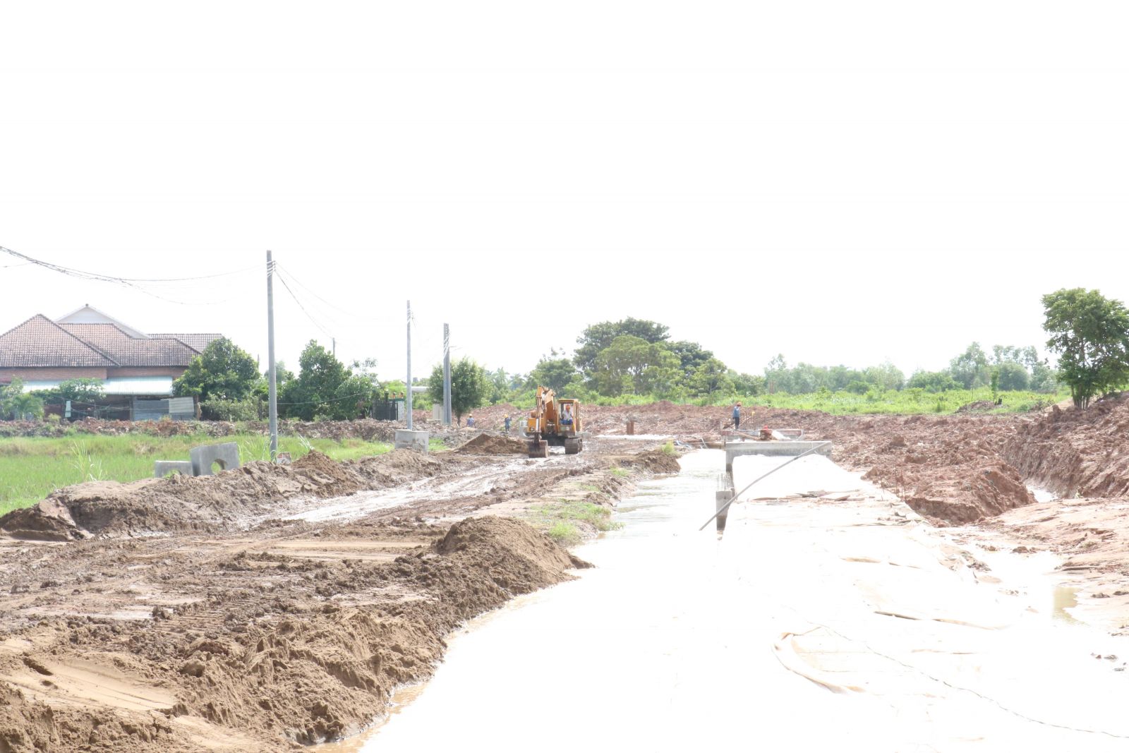 Tập trung đẩy nhanh tiến độ các dự án Huyện Đức Hòa tập trung đẩy nhanh tiến độ công trình, dự án (Ảnh: Công nhân tập trung thi công đường cặp kênh Cầu Duyên)