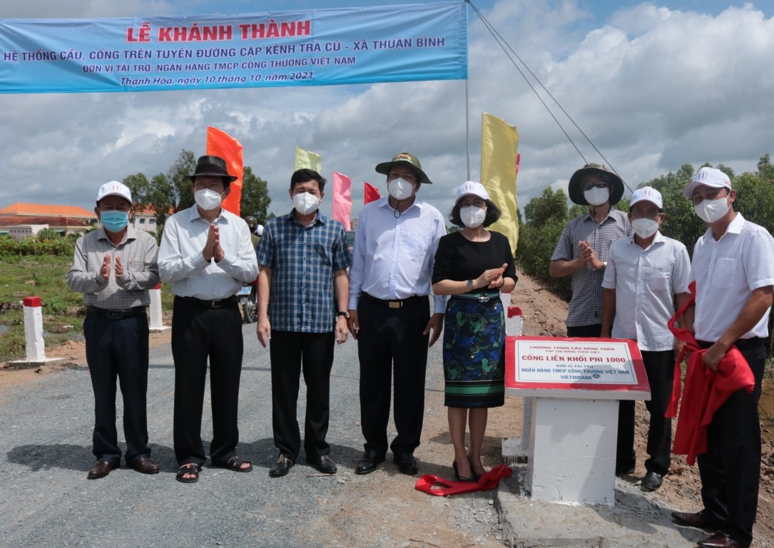 Former State President - Truong Tan Sang attends inauguration ceremony of traffic bridge in Thanh Hoa district Former State President - Truong Tan Sang (2nd, L) attends the inauguration ceremony of the traffic bridge in Thanh Hoa district