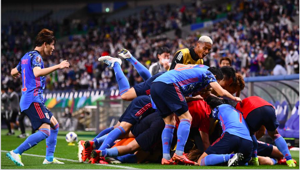 Các cầu thủ Nhật Bản vỡ òa niềm vui sau khi ghi bàn thắng vào lưới Úc - Ảnh: AFC