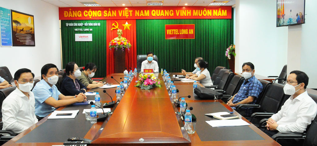 Ho Chi Minh City and Long An have the highest coverage rate of 2 shots of Covid-19 vaccine Delegates attend the conference at the end-point bridge of Long An province